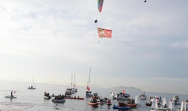 Kadıköy’de Binlerce Kişi Ata’ya Hürmet Zinciri Oluşturdu