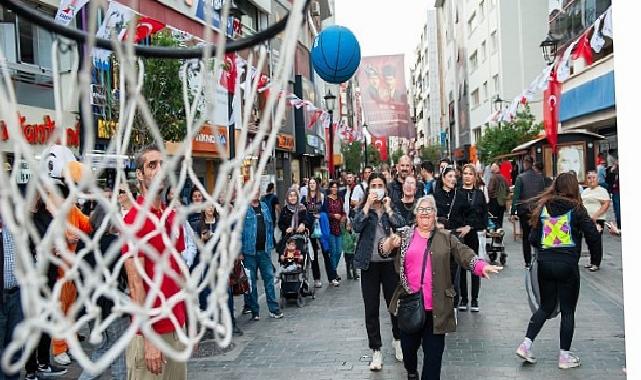 Karşıyaka Çarşısı’nda renkli anlar: Hergele Meydanı’na basketbol potası kuruldu