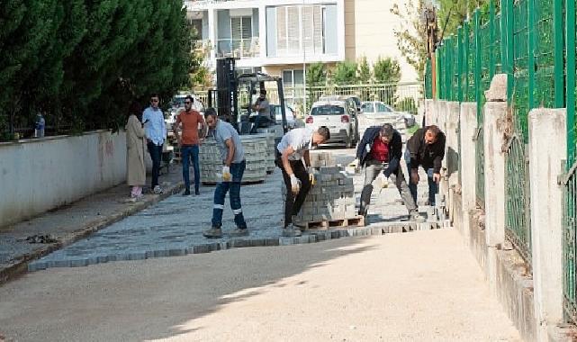 Karşıyaka’da okul etraflarında yol bakım çalışması