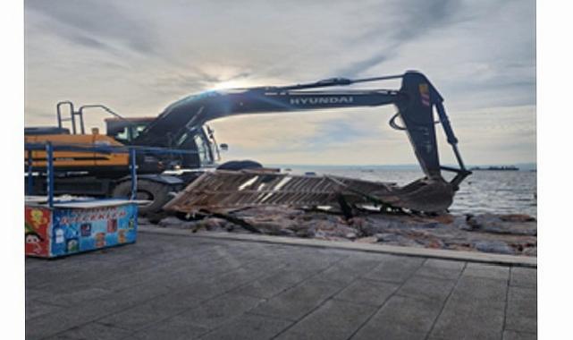 Karşıyaka’daki kaçak iskeleler yıkılıyor