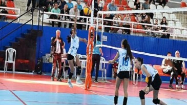 Kemer Belediye voleybolcuları büyük alkış topladı