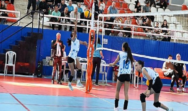 Kemer Belediye voleybolcuları büyük alkış topladı