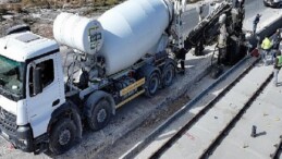 Konya Büyükşehir, Yeni Tramvay Sınırı İnşaatında Trafiği Kapatmadan Örnek Bir Sistemle Beton Bariyer Yapıyor