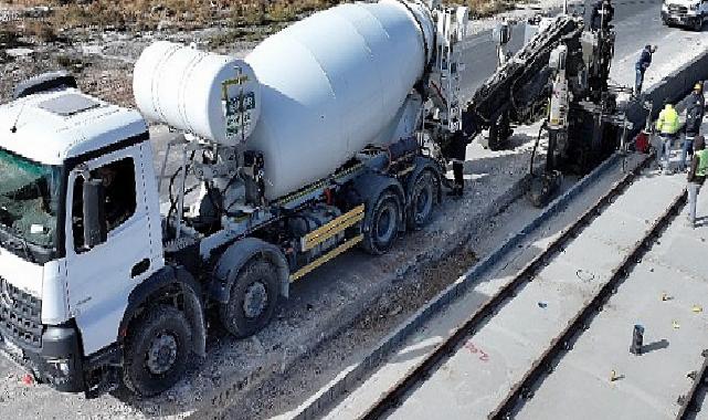 Konya Büyükşehir, Yeni Tramvay Sınırı İnşaatında Trafiği Kapatmadan Örnek Bir Sistemle Beton Bariyer Yapıyor