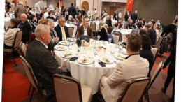 Lider Topaloğlu öğretmenlerle yemekte bir ortaya geldi