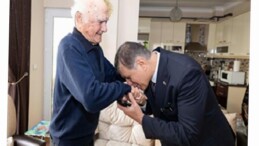 Lider Tugay lise öğretmenini ziyaret etti