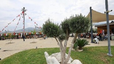 Muharrir Yekta Kopan Efes Tarlası Hayat Köyü’nde okurlarıyla buluşuyor