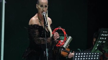 Niran Ünsal İzmir’de Sessizliği Bozdu