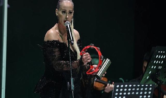 Niran Ünsal İzmir’de Sessizliği Bozdu