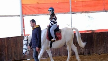 Orta tatili at üstünde geçirdiler