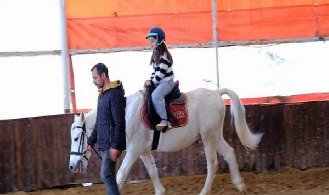 Orta tatili at üstünde geçirdiler