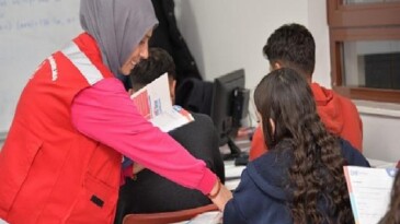 YKS öğrencilerine kitap dayanağı