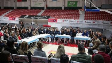 Aliağa Belediyesi Çalışanı Liderleri İçin Salon Kapattı