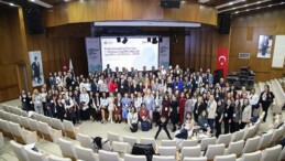 Bölgesel İngilizce Öğretmenleri Konferansı Adana’da İki Yüz Öğretmeni Şimdiki Eğitim Yaklaşımları Etrafında Buluşturdu