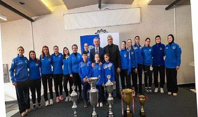 Büyükakın, Kağıtspor’un başarılı atletlerini tebrik etti