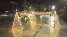 Büyükşehir Belediyesi Antalya’yı süslüyor