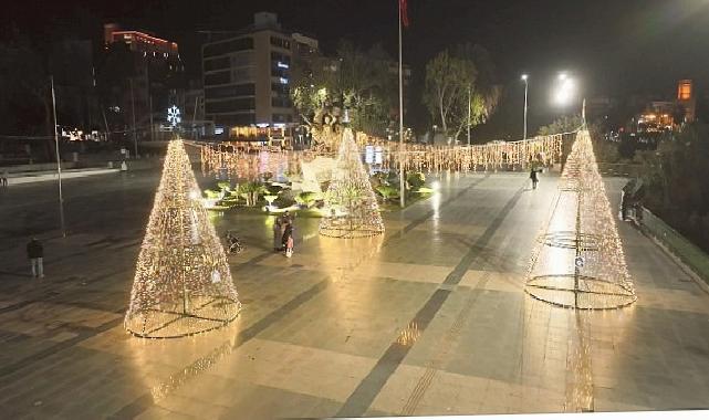Büyükşehir Belediyesi Antalya’yı süslüyor
