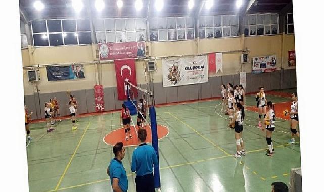 Çiğli Belediyesi’nin Voleybol Takımları Ligde Tepede