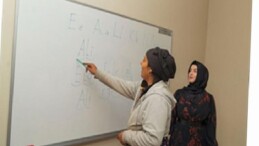 “Emojilerle konuşuyorduk, artık okuma yazma öğreniyoruz”