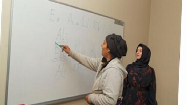 “Emojilerle konuşuyorduk, artık okuma yazma öğreniyoruz”