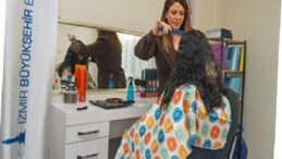 “Güçlenme Durakları” ile bayanlara hem kuaförlük hizmeti hem hak temelli eğitimler veriliyor