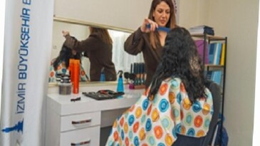 “Güçlenme Durakları” ile bayanlara hem kuaförlük hizmeti hem hak temelli eğitimler veriliyor