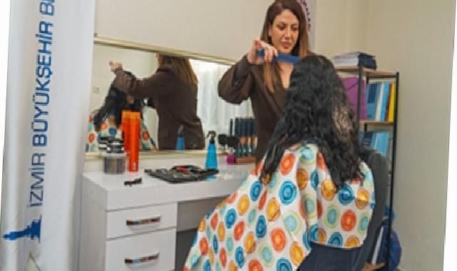 “Güçlenme Durakları” ile bayanlara hem kuaförlük hizmeti hem hak temelli eğitimler veriliyor