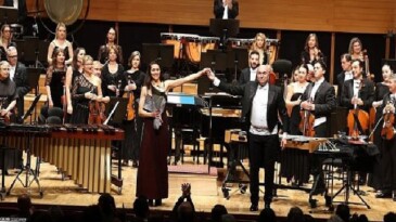 İzmir Devlet Senfoni Orkestrası’na tencere ve tava ile eşlik etti