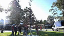 Kemer Belediyesi’nden cam atıklarından yılbaşı ağacı