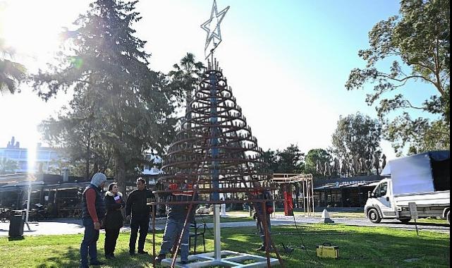 Kemer Belediyesi’nden cam atıklarından yılbaşı ağacı