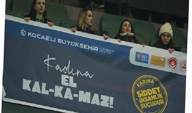 Kocaeli Stadyumu’nda bayana şiddete karşı güçlü bildiri verildi; “Kadına el kalkamaz”