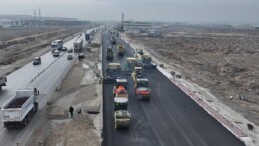 Konya Büyükşehir Tramvay Çizgisi Çalışmaları Devam Eden Aslım Caddesi’nde Ağır Asfaltlama Çalışması Yapıyor