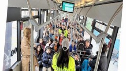 Konya Büyükşehir’in Nezaket Otobüsü Öğrencilere Trafik Kültürünü Aşılıyor