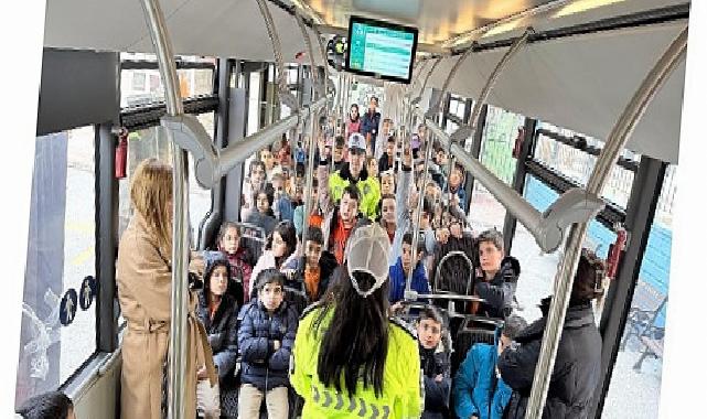 Konya Büyükşehir’in Nezaket Otobüsü Öğrencilere Trafik Kültürünü Aşılıyor