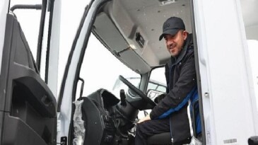 Lider Arı, Kar Küreme Aracını Sürerek Paklık Çalışması Yaptı