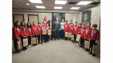 Lider Sezer Gölcük Belediyesporlu Yüzücüleri Ağırladı