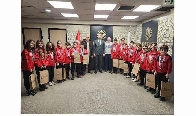 Lider Sezer Gölcük Belediyesporlu Yüzücüleri Ağırladı