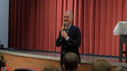 Lider Taban Gençlere Kulak Veriyor