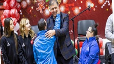 Lider Tugay, yeni yıl öncesi atletlerle bir ortaya geldi