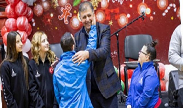 Lider Tugay, yeni yıl öncesi atletlerle bir ortaya geldi