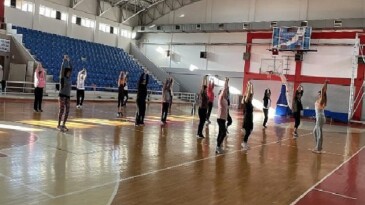 Narlıdere Belediyesi’nin açtığı aerobik kurslarına katılan bayanlar güne sağlıklı, enerjik ve zinde başlıyor