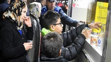 Regaip Kandili’nde Salihli’de Mescitlerde Kandil Simidi İkramı Yapıldı