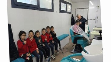 Taşınabilir Kuaför Tırı öğrencilerin hizmetinde