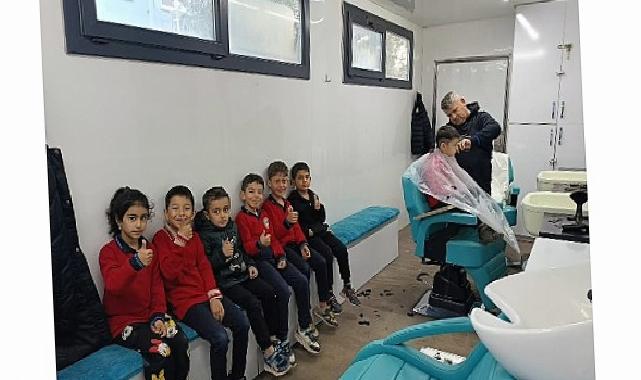 Taşınabilir Kuaför Tırı öğrencilerin hizmetinde