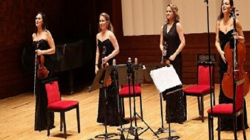 Türk bestekarlarının yapıtları ayakta alkışlandı