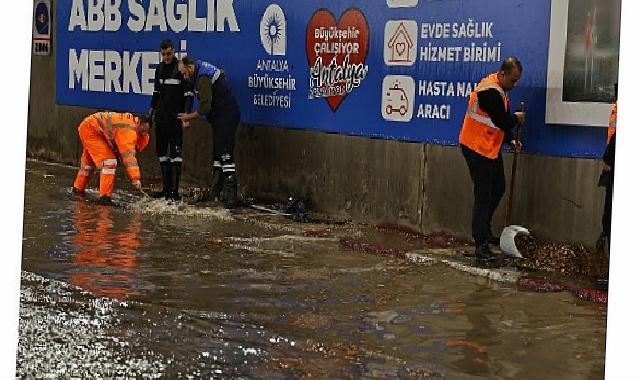 Antalya Büyükşehir Belediyesi 714 işçi, 374 araç ile alandaydı