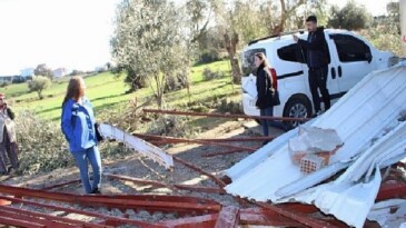 Antalya Büyükşehir Belediyesi hortumdan ziyan gören vatandaşın yanında