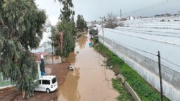 Antalya Büyükşehir Belediyesi sel afetinden ziyan gören vatandaşın yanında
