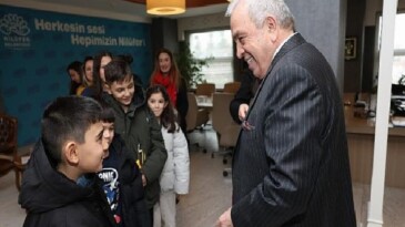 Badırgalı çocuklar el emeklerini Lider Şadi Özdemir’e armağan etti
