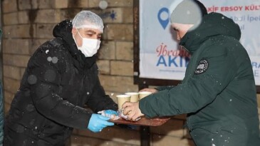 Bayrampaşa Belediyesi’nden sıcak çorba ikramı